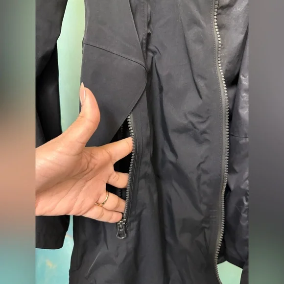 Lululemon Athletica Womens Rain Jacket in Black Sz: 6 - Picture 8 of 9